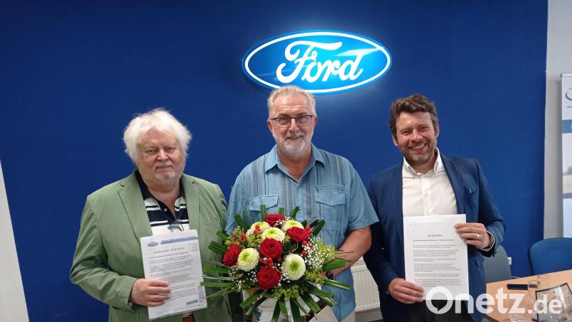 Seniorchef Richard Mössbauer (links) und Geschäftsführer Nicolai Mössbauer dankten Horst Purucker für sein 48-jährige Treue zum Unternehmen. Bild: fpoz