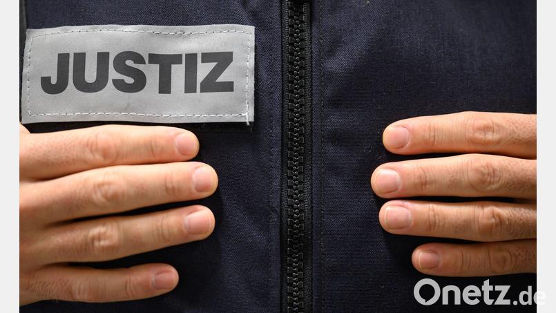 Das Schöffengericht Weiden urteilt im Fall einer Schleusung. Symbolbild: Sebastian Gollnow/dpa