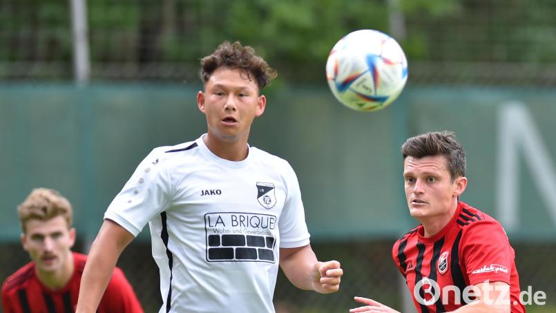 Die Spieler des SC Luhe-Wildenau (rechts Spielertrainer Benjamin Urban) legen eine Zwangspause ein: Die Heimpartie gegen den TSV Seebach musste wegen Unbespielbarkeit des Platzes abgesagt werden. Bild: A. Schwarzmeier