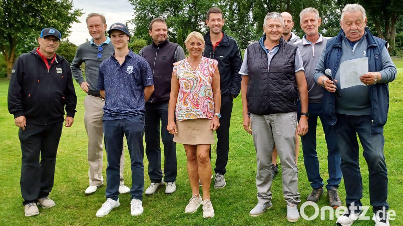 Die Gewinner und -innen der Klassen A und B mit Spielleiter Reinhold Scharl (rechts) vom Golfclub Schmidmühlen. Bild: lst/exb