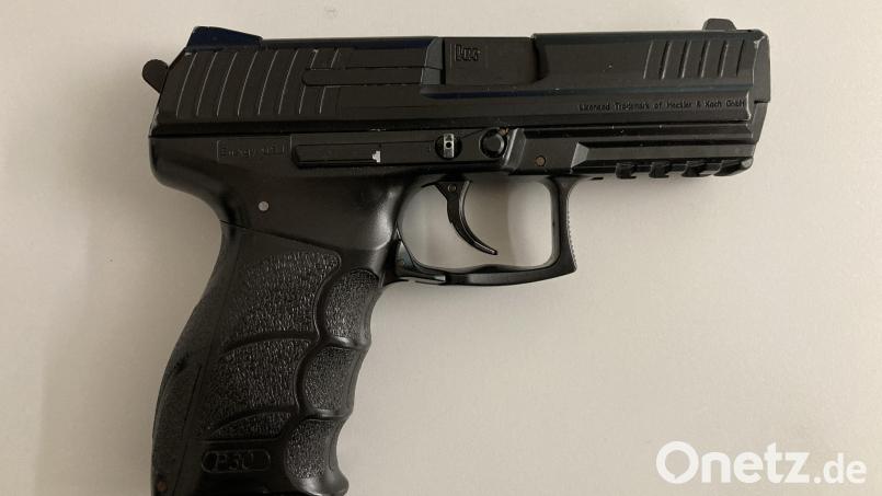 Ein 13-jähriger Jugendlicher ist mit einer sogenannten Anscheinswaffe erwischt worden. Bild: pisr