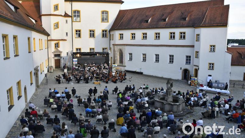 Auf passendes Wetter am Dienstagabend für ein weiteres Klassik-Open-Air im Schlosshof hoffen der Lions-Club und die Kulturwerkstatt in Sulzbach-Rosenberg. Archivbild: Petra Hartl