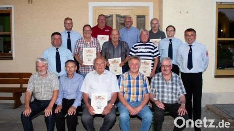 Die Geehrten mit den Feuerwehrverantwortlichen Siegfried Schwarzbauer (sitzend, von links), Josef Pöllmann, Otto Bader, Wolfgang Käß und Johann Käß sowie (Mitte, von links) Kommandant Anton Kick, Helmut Wachter, Franz Schöpf, Georg Ackemann, Vorsitzender Philipp Käß und Zweiter Vorsitzender Albert Bader sowie (hinten, von links) Zweiter Kommandant Jonas Zeitler, Heinz Merkl, Erich Scharf und Bernhard Schraml. Bild: Feuerwehr Röthenbach/exb