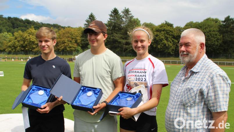 Maximilian Achhammer (TSV 1880 Schwandorf) , Benedikt Müller (TV 1861 Amberg) und Lisa Lankes (SWC Regensburg/von links) wurden durch den Leichtathletik-Ehrenbezirksvorsitzenden Josef Zwickenpflug aus Cham ausgezeichnet. Bild: Karin Müller-Popp