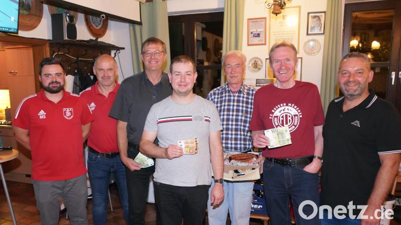 Die FSV Förderkreis Organisatoren freuen sich mit den drei Gewinnern des Preisschafkopfs, Josef Kick (Dritter von links), Eckhard Benkner (Zweiter von rechts) und Stefan Ebnet (Mitte). Bild: fvo
