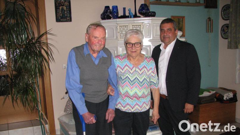 Im Kreise der Familie feiern Rita und Erwin Braun ihr 60-jähriges Ehejubiläum. Rathausvertreter Siegfried Janner (rechts) gratuliert im Namen der Gemeinde mit einem Präsent. Bild: knh