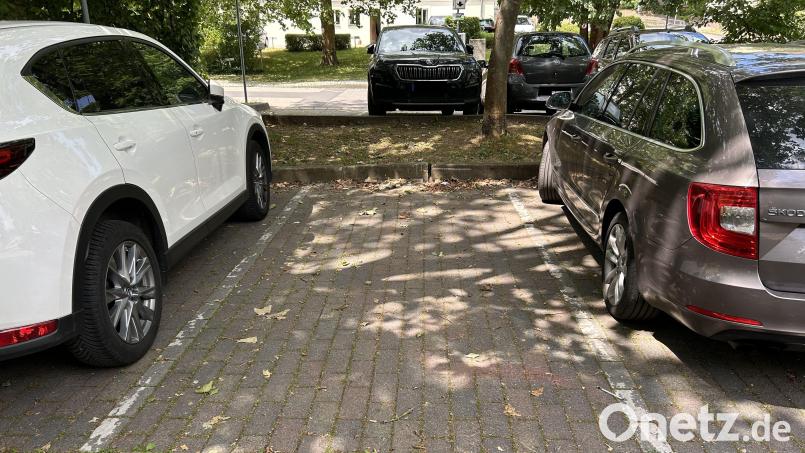 Da die Stellplätze auf dem Großparkplatz an der Bayreuther Straße nur 2,15 Meter breit sind, werden sie von den Autofahrern nicht optimal genutzt. Bild: Andreas Royer