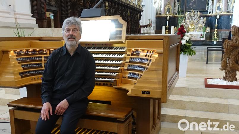 Prof. Harald Feller gestaltete das Orgelkonzert zum Abschluss des Heilige-Leiber-Fests am Sonntag in der Basilika Waldsassen. Bild: Johannes Röttges/exb