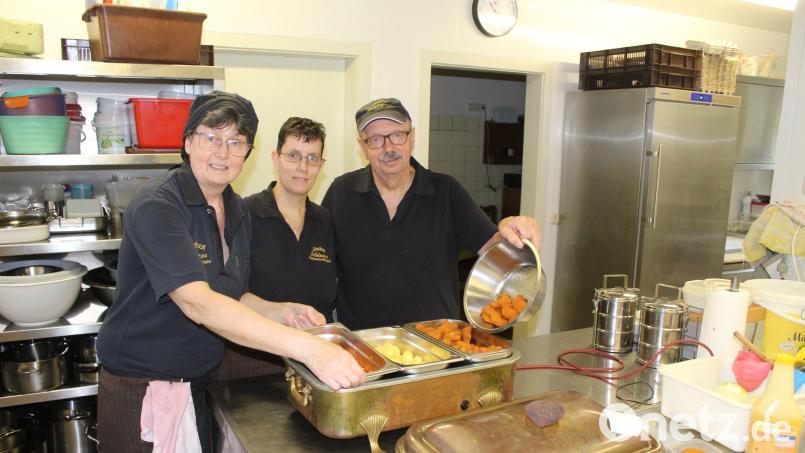 Gisela, Bianca und Josef Schinner (von links) Bei der täglichen Arbeit in der Küche und beim Auffüllen der Wärmebehälter für die Kindergärten. Bild: soj