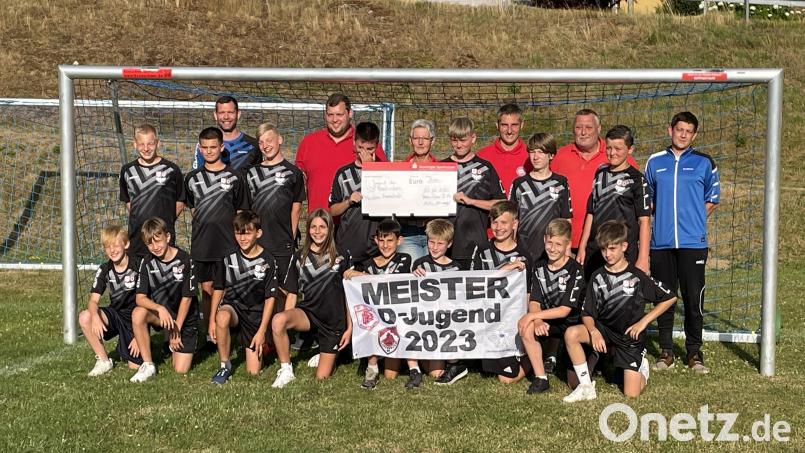 Die D-Junioren freuen sich mit ihren Trainern Christoph Böhmler (hinten, links) und Gregor Völkl (hinten, rechts) über die 800-Euro-Spende des FC-Bayern-Fanclubs Neudorf mit Vorsitzendem Peter Meyer (hinten, Zweiter von rechts). Bild: pi