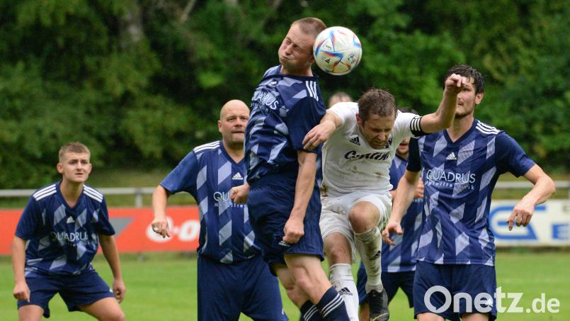 Christoph Deml (vorne links) vom 1. FC Schmidgaden setzt sich im Zweikampf gegen Thimo Luff, den Kapitän des TSV Detag Wernberg, durch. Bild: ham