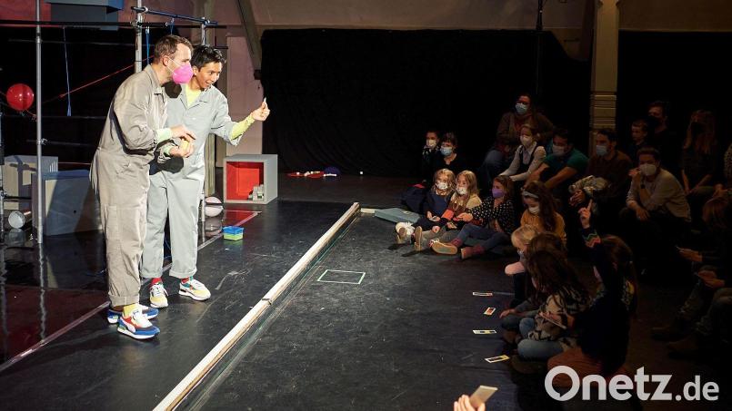 Das Ensemble der Comedia Köln zeigt ein Mitmachtheaterstück, bei dem es um musikalische Experimente und den Zufall geht. Bild: Christopher Horne/exb