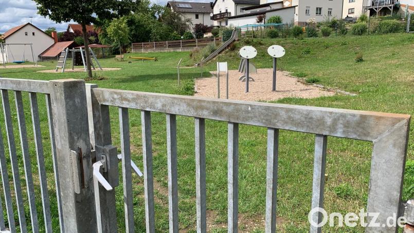 Der Eingang des Spielplatzes an der Rastenhofer Straße wird ein wenig nach innen versetzt. Insgesamt gibt die Stadt für die Neugestaltung des Areals rund 85.000 Euro aus. Bild: Gabi Schönberger