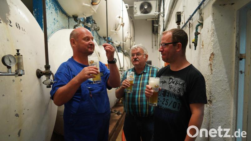 Braumeister Detlev Dotzel, Inhaber Rigobert Bergler und Richard Meier, Abteilungsleiter Abfüllung (von links) testen ein Bier im Lagerkeller der Brauerei. Bild: kaz