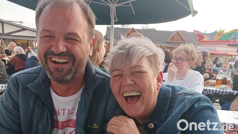 Zwei, die sich gut verstehen: Rolf Graßler und Cordula Haberberger sind Geschwister. Doch das wissen sie erst seit ein paar Monaten. Bild: Rita Graßler/exb