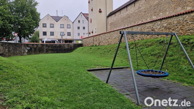 Die Boulebahn wird unmittelbar an die Schaukel angrenzend errichtet - damit die Rasenfläche davor Richtung Stadtturm freibleibt. Das war dem TV Sulzbach-Rosenberg wichtig, um hier weiterhin das traditionelle Saustechen beim Altstadtfest abhalten zu können. Bild: Tobias Gräf