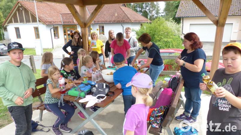 Vom Team der Gymnastikgruppe Leuchtenberg werden die Mädchen und Buben nach der besonderen Schatzsuche verköstigt. Bild: sl