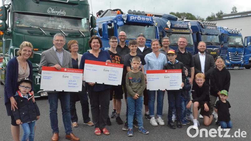 Spendenübergabe durch die "Bäärenbande" an das HPZ in Irchenrieth, an das Weidener Tierheim und die Gemeinde Friedenfels. Bild: Kunz