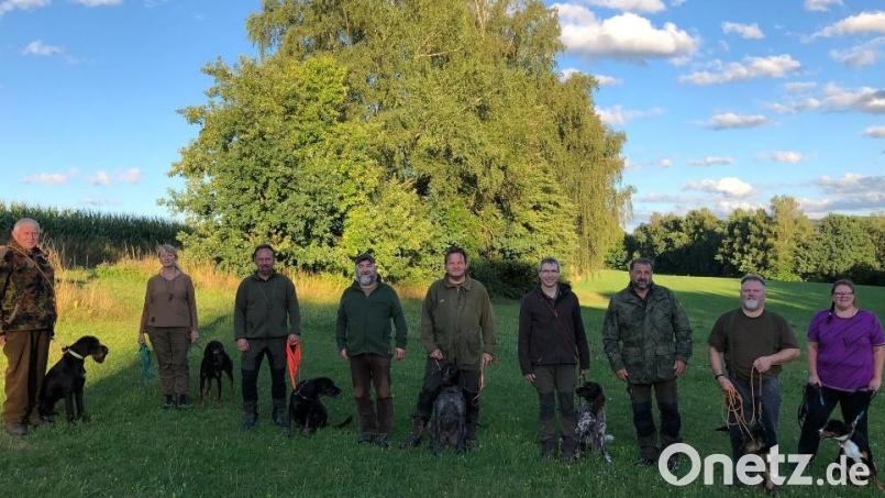 Beste Prüfungsergebnisse legen die Hundebesitzer mit ihren Vierbeinern in Grub bei Moosbach vor. Roland Bäumler (Vierter von links), Hundeobmann von der Kreisgruppe Vohenstrauß im Bayerischen Jagdverband, ist ein Profi in der Ausbildung. Bild: exb/Florian Forster