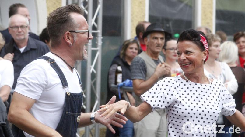 Die Hauptstraße mit dem Schrannenplatz wird erneut in eine Rockabilly-Meile der 50er Jahre verwandelt. Es darf getanzt werden. Archivbild: Hirsch