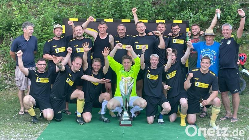 Der stattliche Wanderpokal bleibt ein weiteres Jahr bei den Alten Herren des SV Etzelwang. Bild: lei