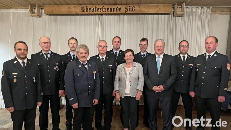 Thomas Maier (Zweiter von links) ist seit 40 Jahren bei der Feuerwehr Hirschau, Josef Frey (Vierter von links) seit 25 Jahren. Dafür bekamen sie von Landrat Richard Reisinger (Dritter von rechts) und Kreisbrandrat Christof Strobl (Fünfter von links) das staatliche Ehrenzeichen in Gold und Silber. Bild: Christine Hollederer/exb