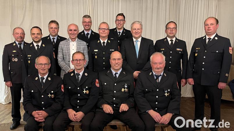 Für jeweils 40 Jahre aktiver Dienst bei der Feuerwehr bekommen die Feuerwehrmänner aus Freihung und Großschönbrunn von Landrat Richard Reisinger (stehend, Dritter von rechts) das staatliche Ehrenzeichen in Gold ausgehändigt. Bild: Christine Hollederer/exb