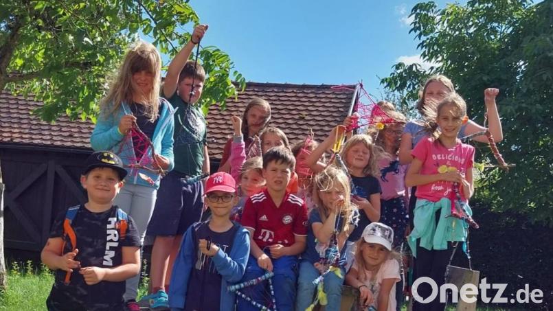 Traumfänger bastelten die Kinder beim OGV Trisching. Bild: Simone Schanderl/exb