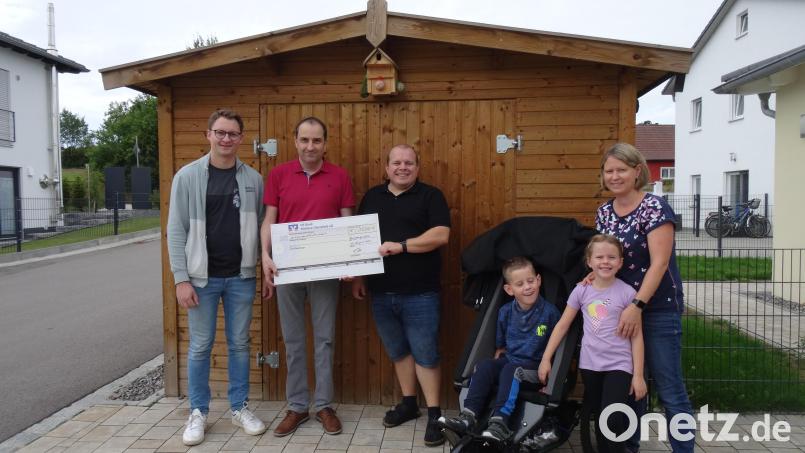 Die Vertreter des Fanhilfe-Vereins übergeben den Spendenscheck an die Familie aus Teublitz. Bild: Fanhilfe/exb