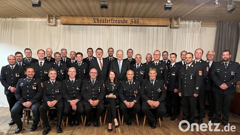 Die Feuerwehrmänner aus den Vilsecker Ortsteilen Ebersbach, Schlicht, Schönlind, Sigl und Sorghof bringen es zusammen auf 500 Jahre aktiven Dienst. Landrat Richard Reisinger (stehend, 13. von links) überreicht die staatlichen Ehrenzeichen. Bild: Christine Hollederer/exb