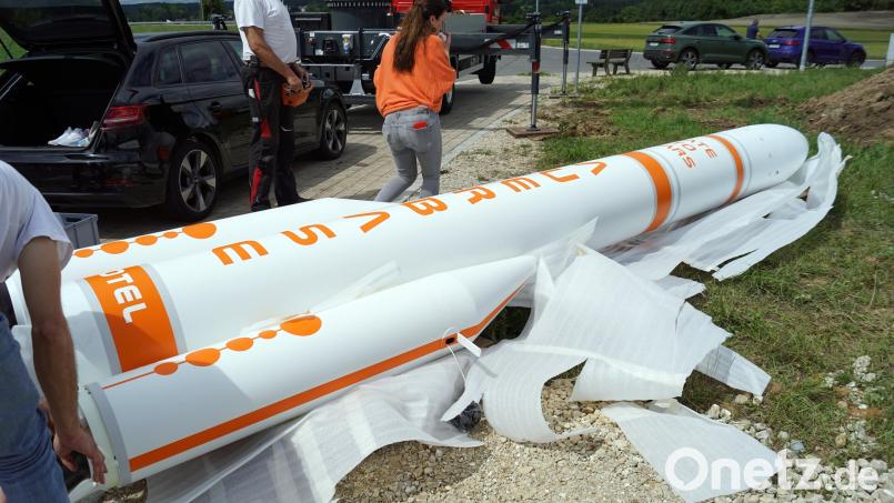 Etwa 300 Kilo wiegt die Auerbase I – die Rakete ist ein erster Hinweis darauf, was im Gewerbegebiet Saaß entstehen soll. Bild: jma
