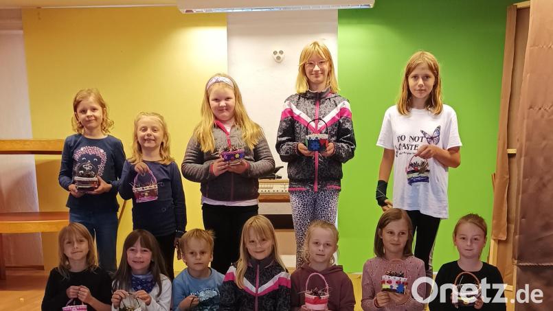 Der Frauenbund Münchenreuth beteiligt sich mit „Recycling Basteln“ beim Ferienprogramm Waldsassen. Bild: Irene Kraus/exb