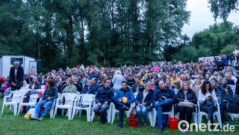 Zur Vorpremiere des neuen Eberhofer-Krimis &quot;Rehragout-Rendezvous&quot; hatten sich mehr als 1000 Leute zur Open-Air-Vorstellung im Erbendorfer Freibad eingefunden. Bild: lum