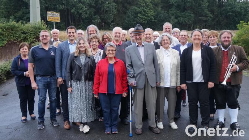 Groß war die Schar der Gratulanten, die Hubert Teplitzky (Mitte, mit Ehefrau Barbara) zum 90. Geburtstag die besten Wünsche überbrachte. Bild: wel