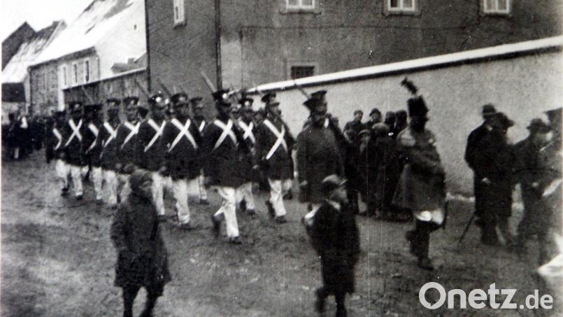 Zum Heimatfest 1923 formierte sich auch die Bürgerwehr neu und marschierte beim Festzug mit. Bild: Archiv der Stadt Neustadt