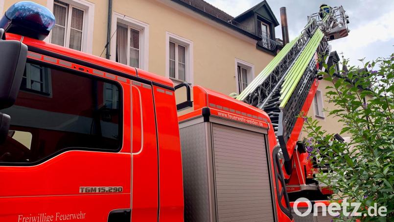 Die Weidener Feuerwehr ist beim Brand am Weidener Pfarrplatz am Freitagvormittag im Einsatz. Bild: Gabi Schönberger