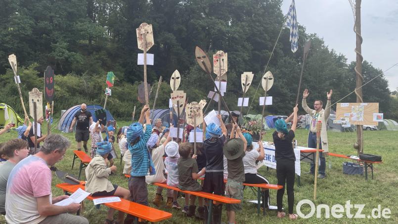 Beim Mitmach-Gottesdienst nach afrikanischer Art band Kaplan Lucas Lobmeier die Kinder mit ein. Bild: ge