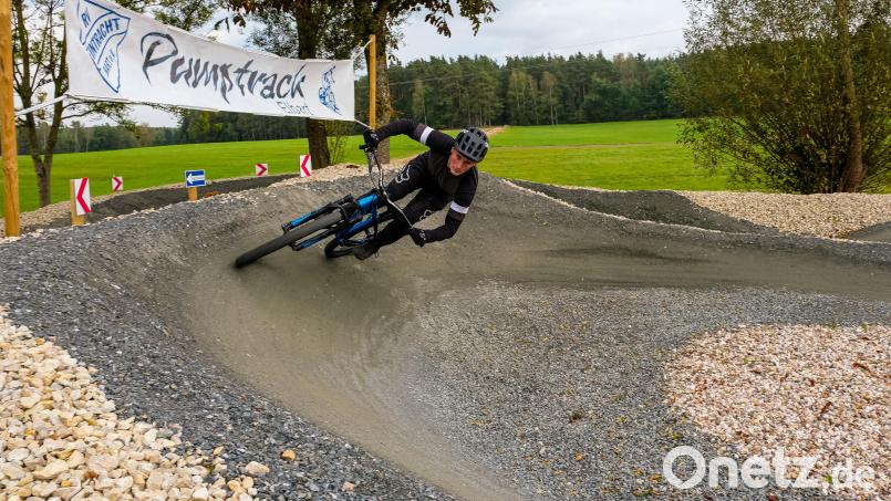 Seit 2020 ist in Elbart bei Freihung eine Pumptrackstrecke in Betrieb. Die Stadt Grafenwöhr lehnte wegen mangelndem Interesse der Jugendlichen den Bau einer solchen Anlage vorläufig auf Eis. Jetzt gibt es deswegen Diskussionen um einen Skaterpark in Hütten. Archivbild: chl