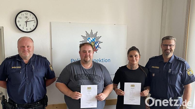 Christan Lenz mit den beiden neuen Mitgliedern der Sicherheitswacht, Marcus Spitznagel und Melanie Diesenbacher sowie stellvertretendem Inspektionsleiter Wolfgang Achtert (von links) nach der Verleihung der Bestellungsurkunden in der Inspektion Waldsassen. Bild: Polizeiinspektion Waldsassen/exb