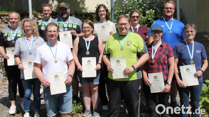 Ein Teil der Meister des OSB mit der Luftpistole bei der Siegerehrung. Vorne von links die Sieger Simon Weiß, Renate Stadlbauer, Andreas Noe, Anja Roth und Gisela Hüttner, dahinter die weiteren Medaillengewinner. Bild: dl/exb