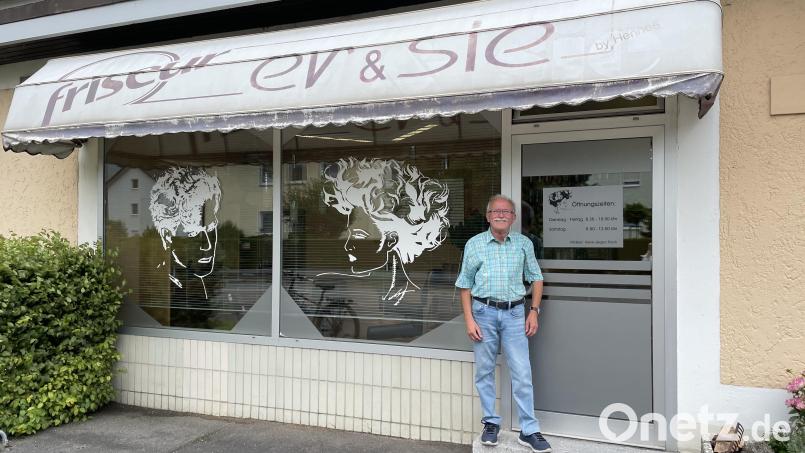 Hans-Jürgen Pech ist stolz: Sein Friseursalon &quot;Er und Sie&quot; in Weiden wurde 60 Jahre alt. Bild: Elisabeth Andes
