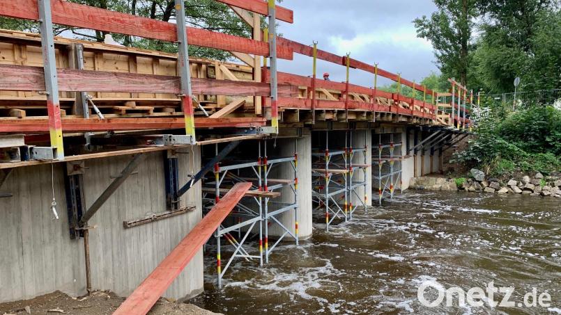 Das Tragwerk der Brücke beim Stadtbad wurde verstärkt. Im September soll das Wehr wieder eingebaut werden. Bild: Gabi Schönberger