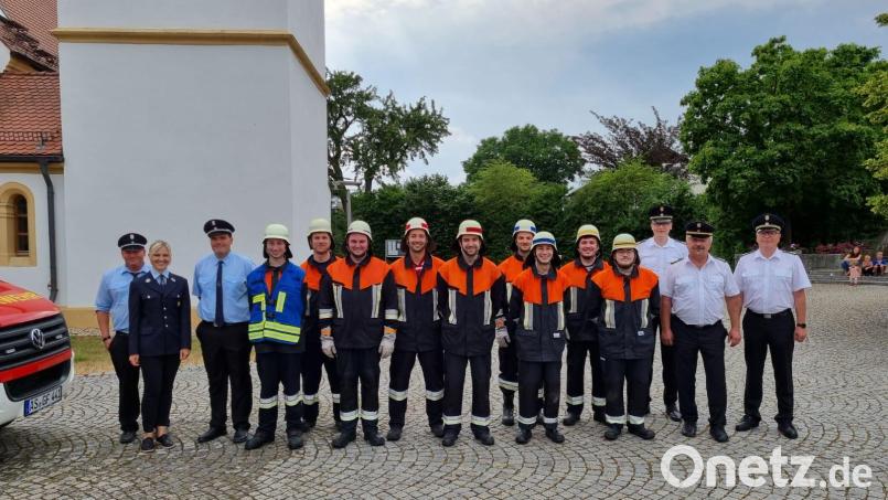 Einige der Teilnehmer an der Leistungsprüfung der Feuerwehr Etsdorf mit (von links) Zweitem Kommandant Martin Schießlbauer, Vorsitzender Julia Viehauser und Erstem Kommandant Dominik Baumer sowie (von rechts) dem neuen Kreisbrandrat Christof Strobl, dem ehemaligen Kreisbrandrat Fredi Weiß und Kreisbrandinspektor Armin Daubenmerkl. Bild: Elisabeth Schmidl/exb
