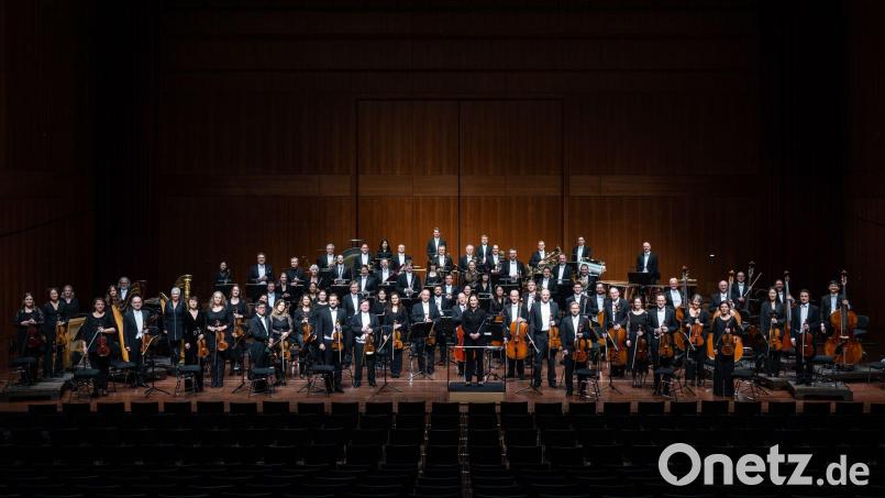 Die Philharmonie Reutlingen kommt am Sonntag, 12. November, nach Amberg und gibt mit Geigerin Mirijam Contzen ein Konzert im Stadttheater. Bild: Reiner Pfisterer/exb