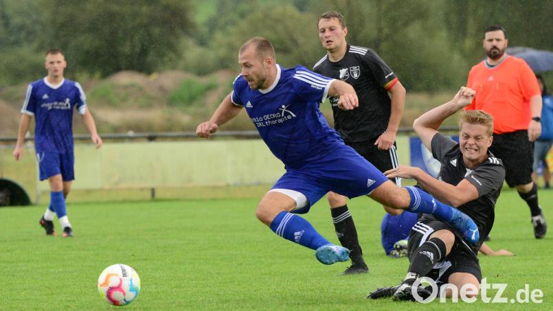 Rumms! Spielertrainer Sebastian Ring (Mitte) zieht im Mittelfeld des SV Diendorf die Fäden und ist oftmals nur mit nicht ganz legalen Mitteln zu stoppen. Wie in dieser Szene in der Partie gegen die SG Gleiritsch/Trausnitz. Bild: ham