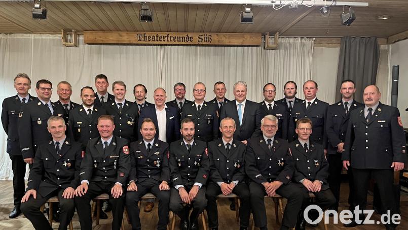 Für 25 und 40 Jahre aktiven Feuerwehrdienst bekommen einige Feuerwehrmänner aus Schnaittenbach und Kemnath das Ehrenzeichen in Silber beziehungsweise Gold. Landrat Richard Reisinger (stehend, Sechster von rechts) und Kreisbrandrat Christof Strobl (stehend, Achter von rechts) händigen die Auszeichnungen aus. Bild: Christine Hollederer/exb
