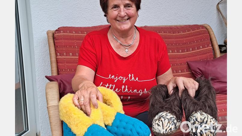 Nicht aus der Mode: Monika Prechtl zeigt die fertigen Fleckldappm, ein altes Handwerk, das sie wieder entdeckte. Bild: gis