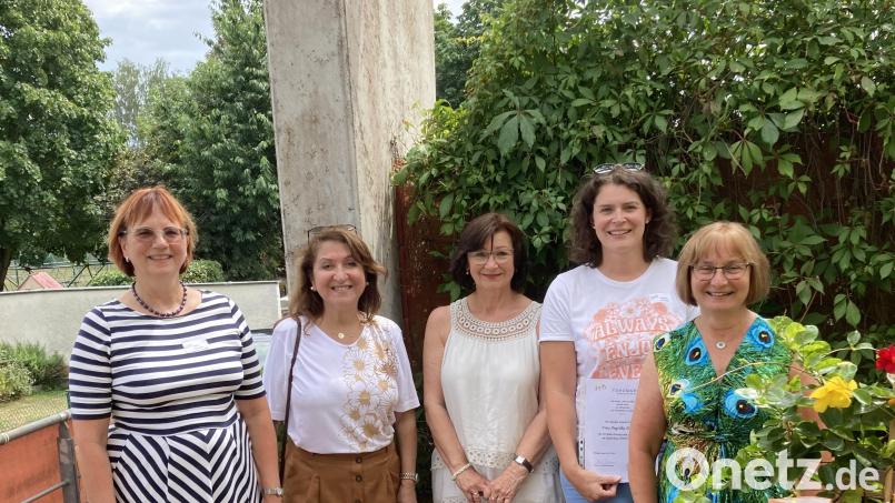 20 Jahre ist Angelika Dexheimer (Zweite von links) im Kinderhaus Tohuwabohu. Mit ihr feiern (von links) Doris Schörner, Sema Tasali-Stoll, Sylvia Pfeffer und Angelika Dexheimer. Die beiden Letztgenannten treten in den Ruhestand. Bild: Kinderhaus Tohuwabohu/exb