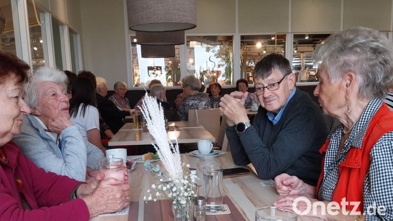 Spontan entschieden die AWO-Senioren beim Kaffeetrinken, für die Brandleider aus Lauterbach zu spenden. 200 Euro kamen zusammen. Bild: Marianne Scheffler/exb