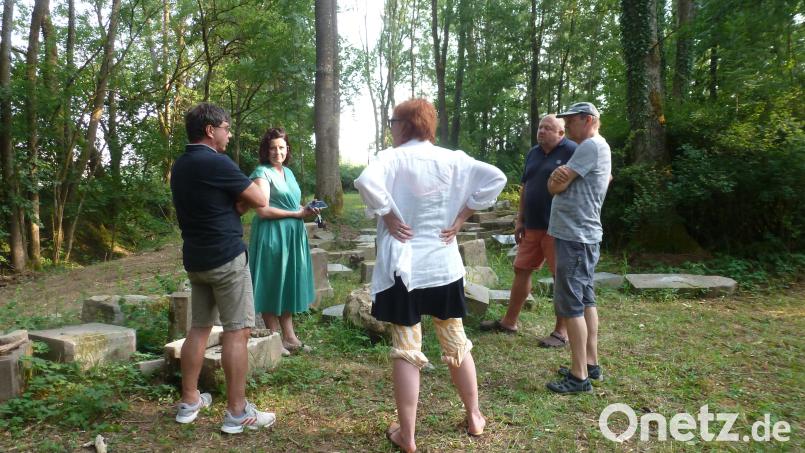 Deutsche und Tschechen treffen sich über den Gräbern in Rybnik. Mit im Bild Stadlerns Bürgermeister Gerald Reiter, Cebb-Leiterin Veronika Hofinger (von links) und Peter Lampl (rechts). Bild: Hans Vogl
